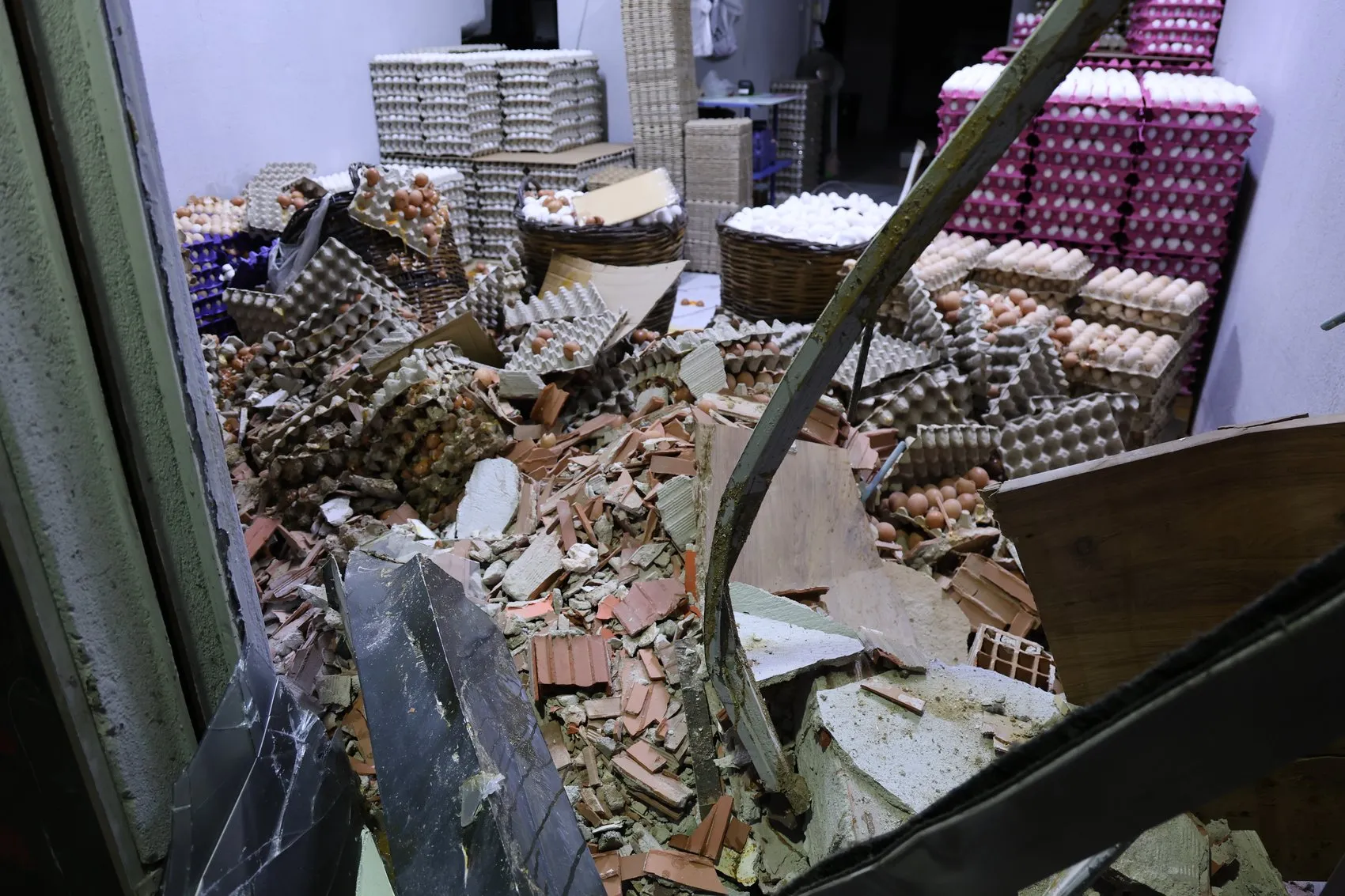 İzmir'de gece yarısı kaza Otomobil dükkana girdi yumurtalar telef oldu
