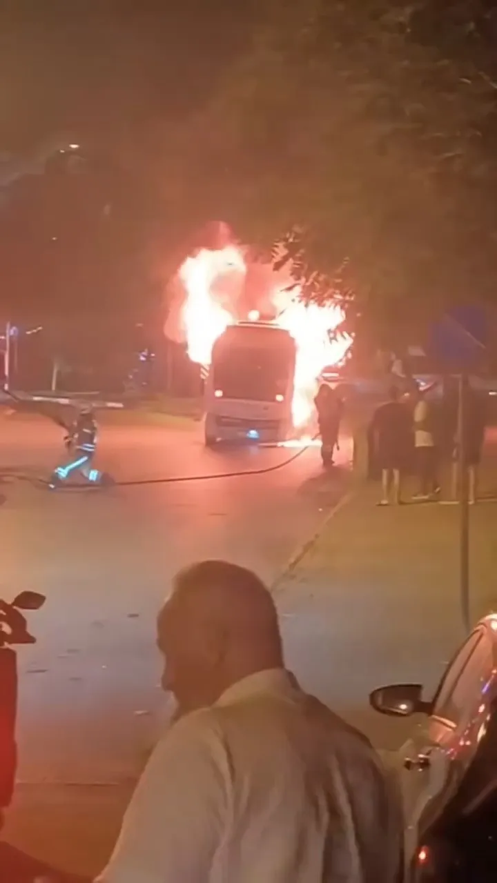 Kartal’da gece yarısı park halindeki minibüs küle döndü