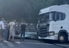 Düzce'de fındık yüklü TIR otomobili ezdi Bir kişi hayatını kaybetti