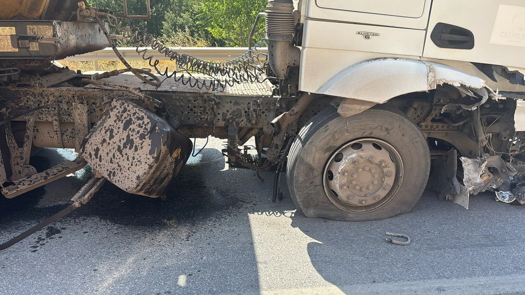 Kütahya'da otomobil ile kamyon çarpıştı 4 yaralı