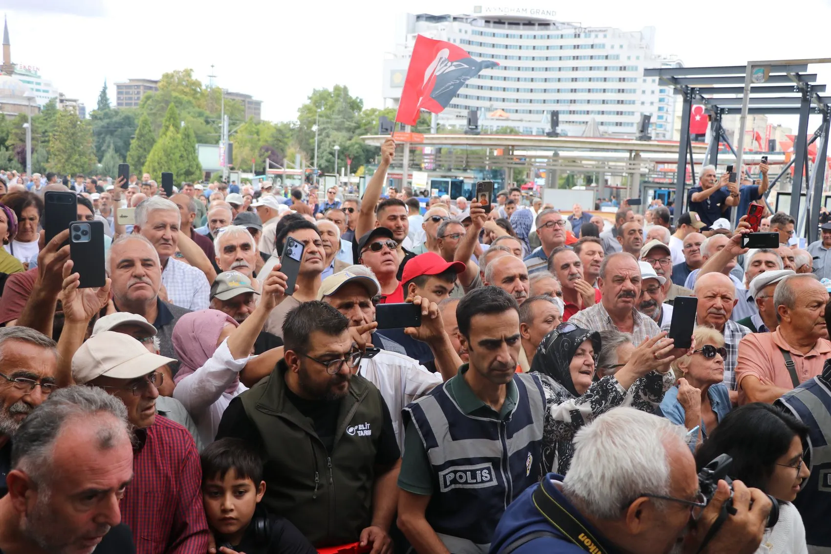 Kayseri'de esnaf buluşmasında konuşan Özel Kısır çekişmelere değil, ekmek kavgasına odaklanacağız