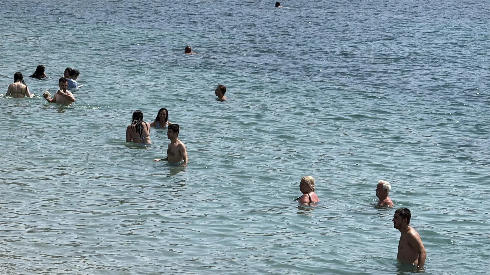Termometre 40'ı gösterdi, Bodrumlular ve tatilciler sahile akın etti