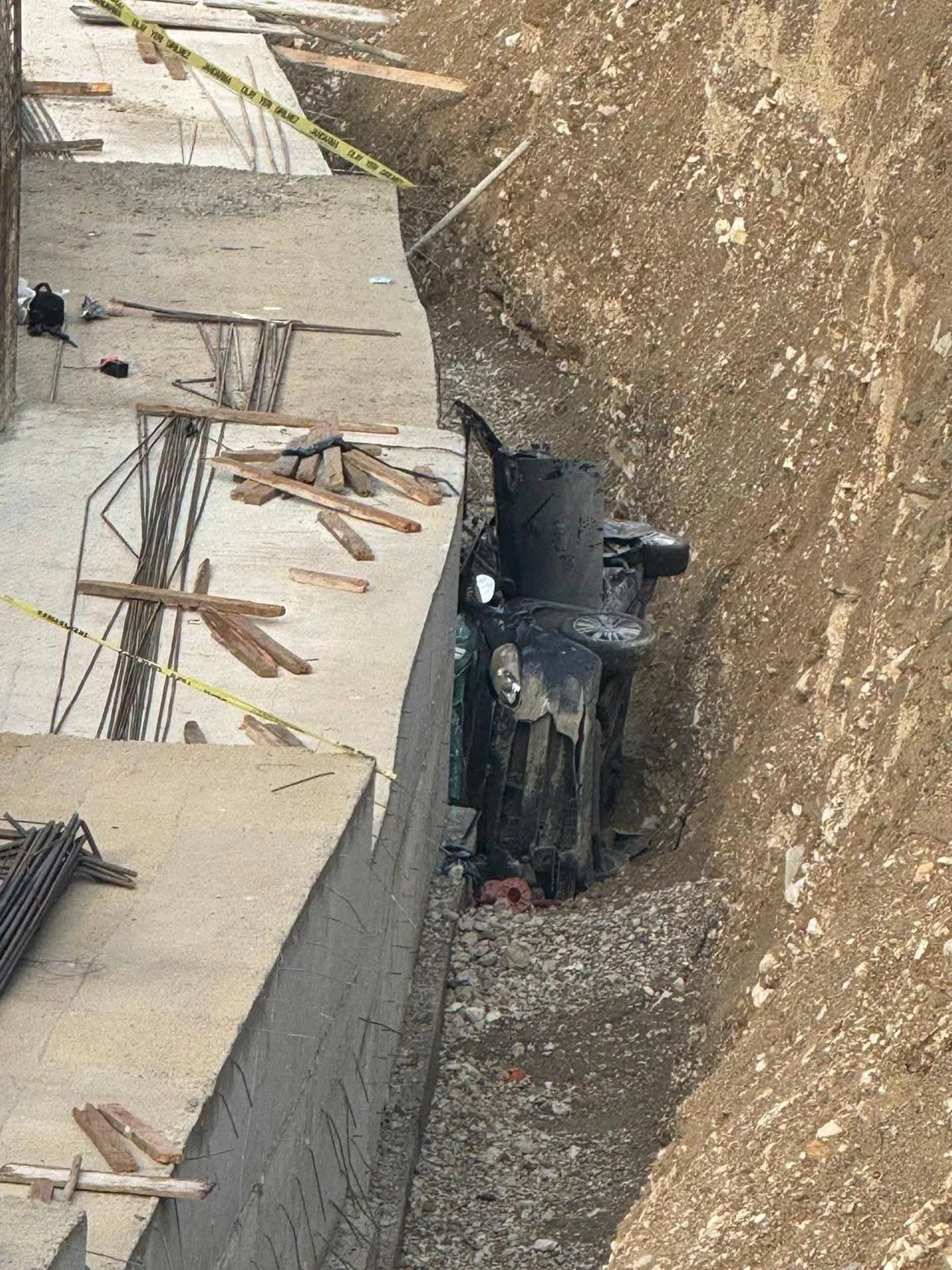 Erzurum'da yol çalışması faciaya dönüştü: 5 metrelik uçurumdan düşen araçta 3 can kaybı