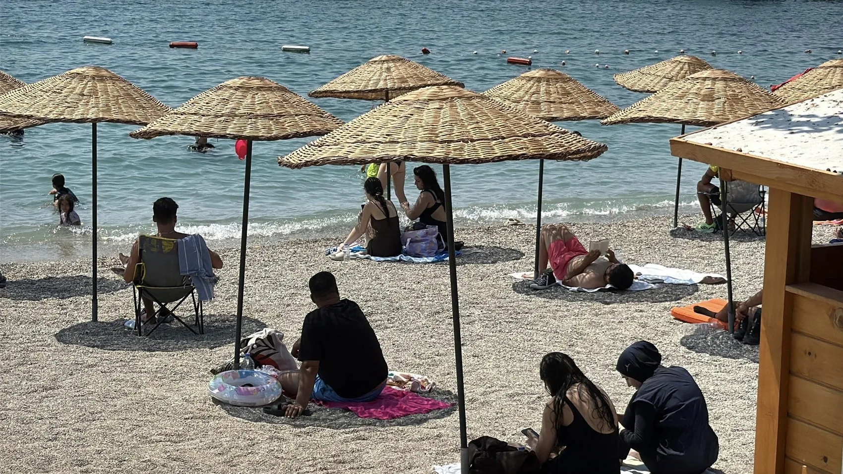 Termometre 40'ı gösterdi, Bodrumlular ve tatilciler sahile akın etti