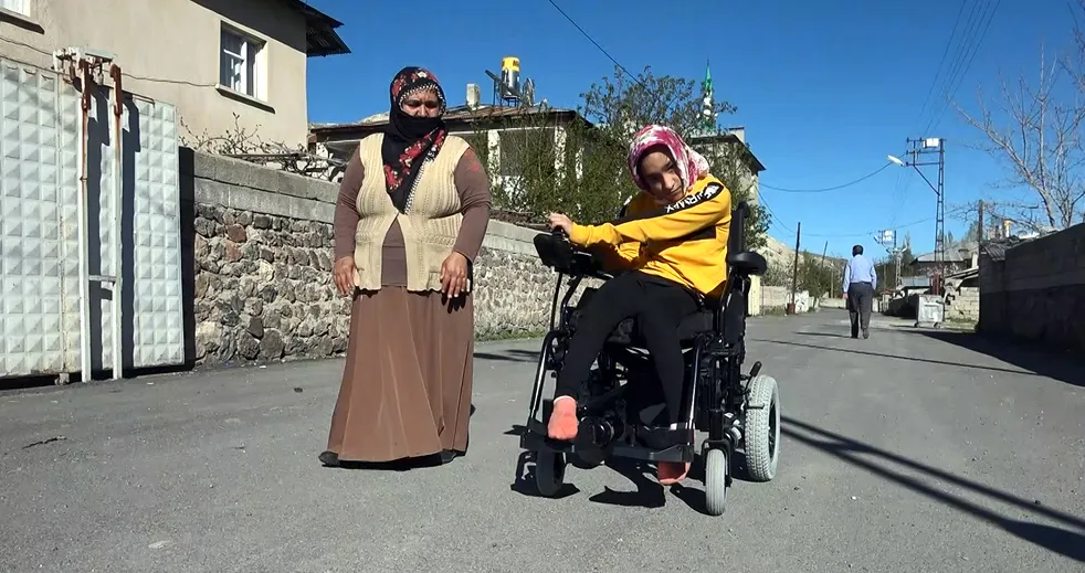Ercişli Esma tedaviyle ayağa kalktı Sırada üniversite hayali var
