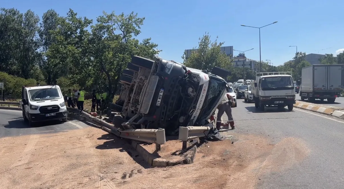 Çekmeköy'de yola devrilen beton mikseri trafiği kilitledi