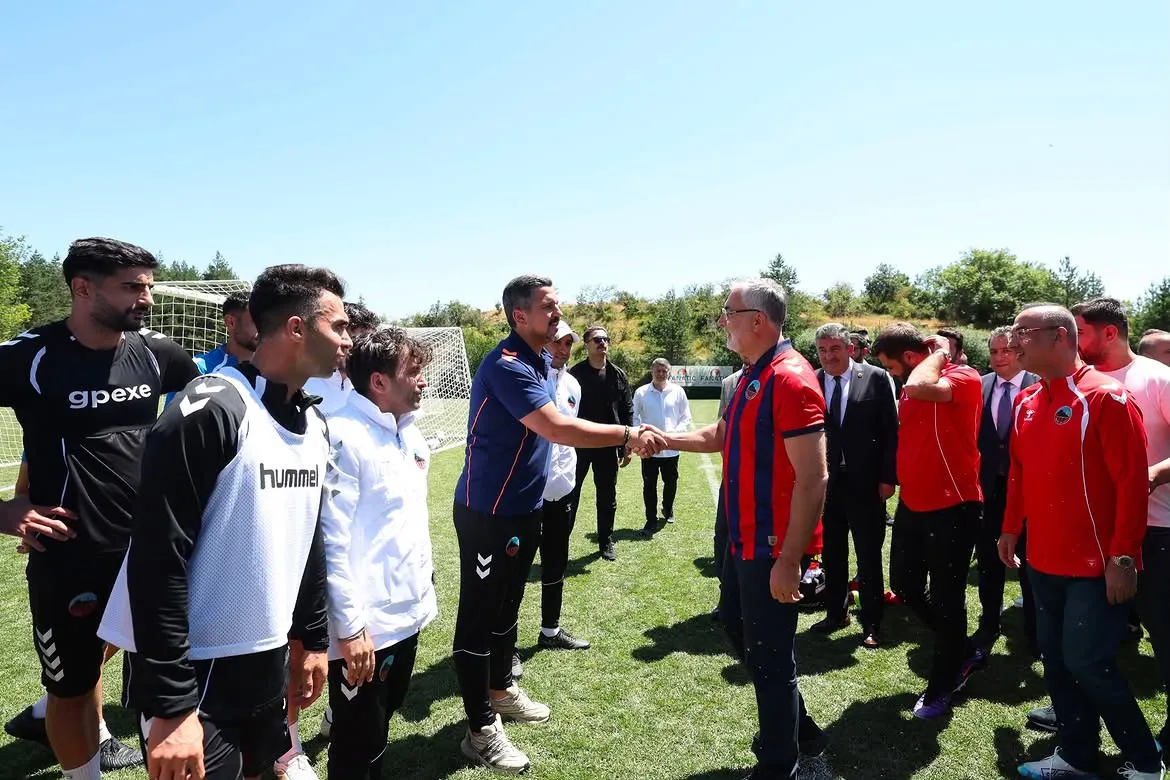 Bakan Işıkhan Gerede kampında futbolcularla bir araya geldi