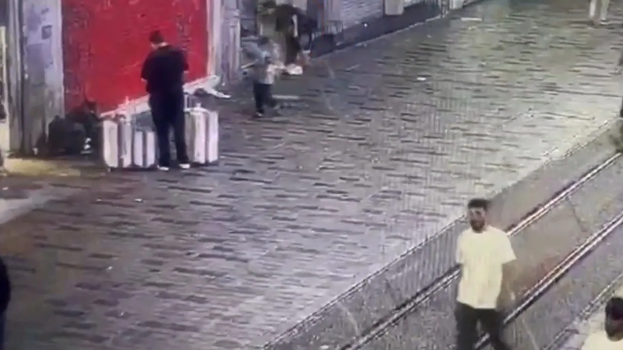 İstiklal Caddesi'nde uyuyan adamın telefonunu çaldı, polis peşini bırakmadı