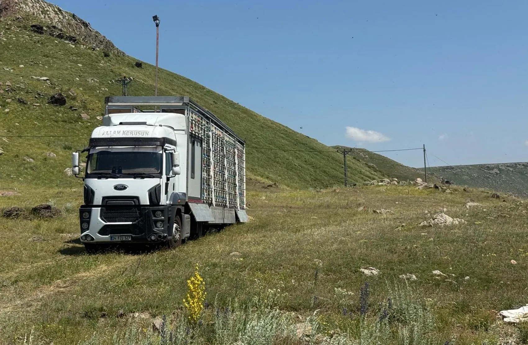 Karslı arıcıdan TIR dorsesinde devrim gibi bal üretimi