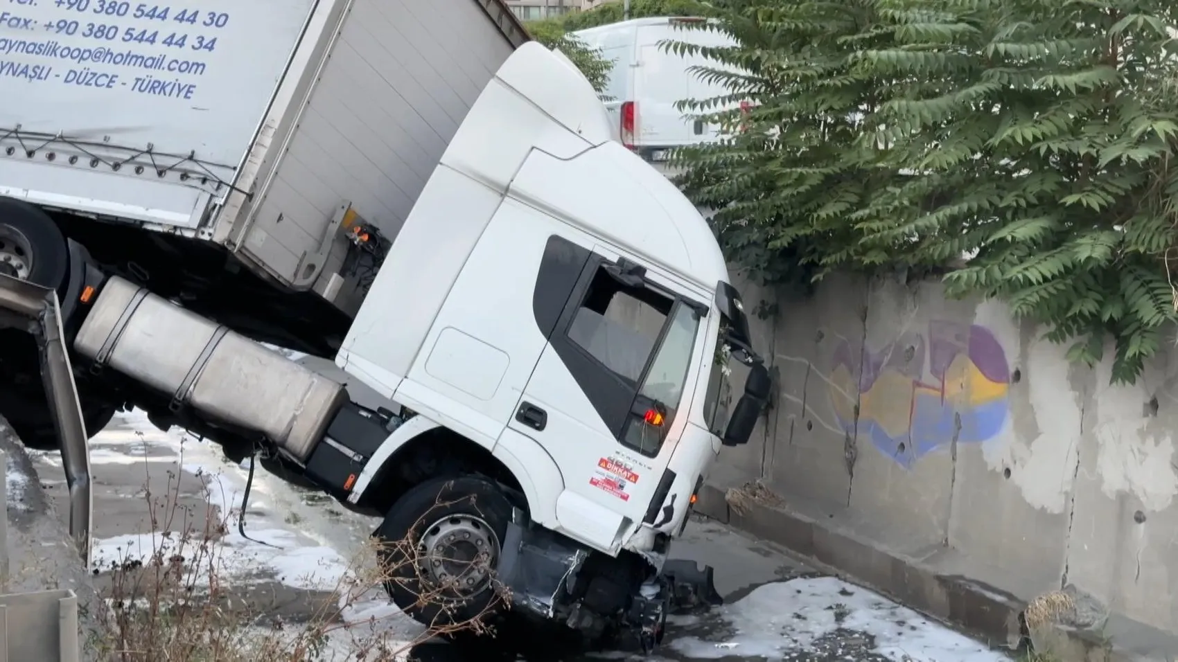 Esenler'de kontrolden çıkan TIR dere yatağına uçtu