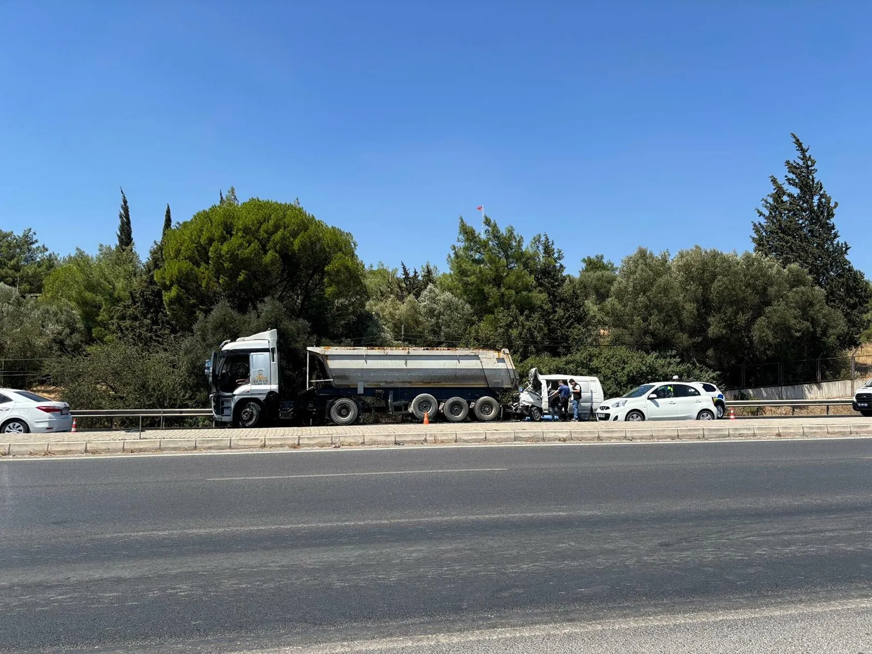 İzmir'de Öğle Saatlerinde Feci Kaza Minibüs TIR'a Arkadan Çarptı, Sürücü Hayatını Kaybetti