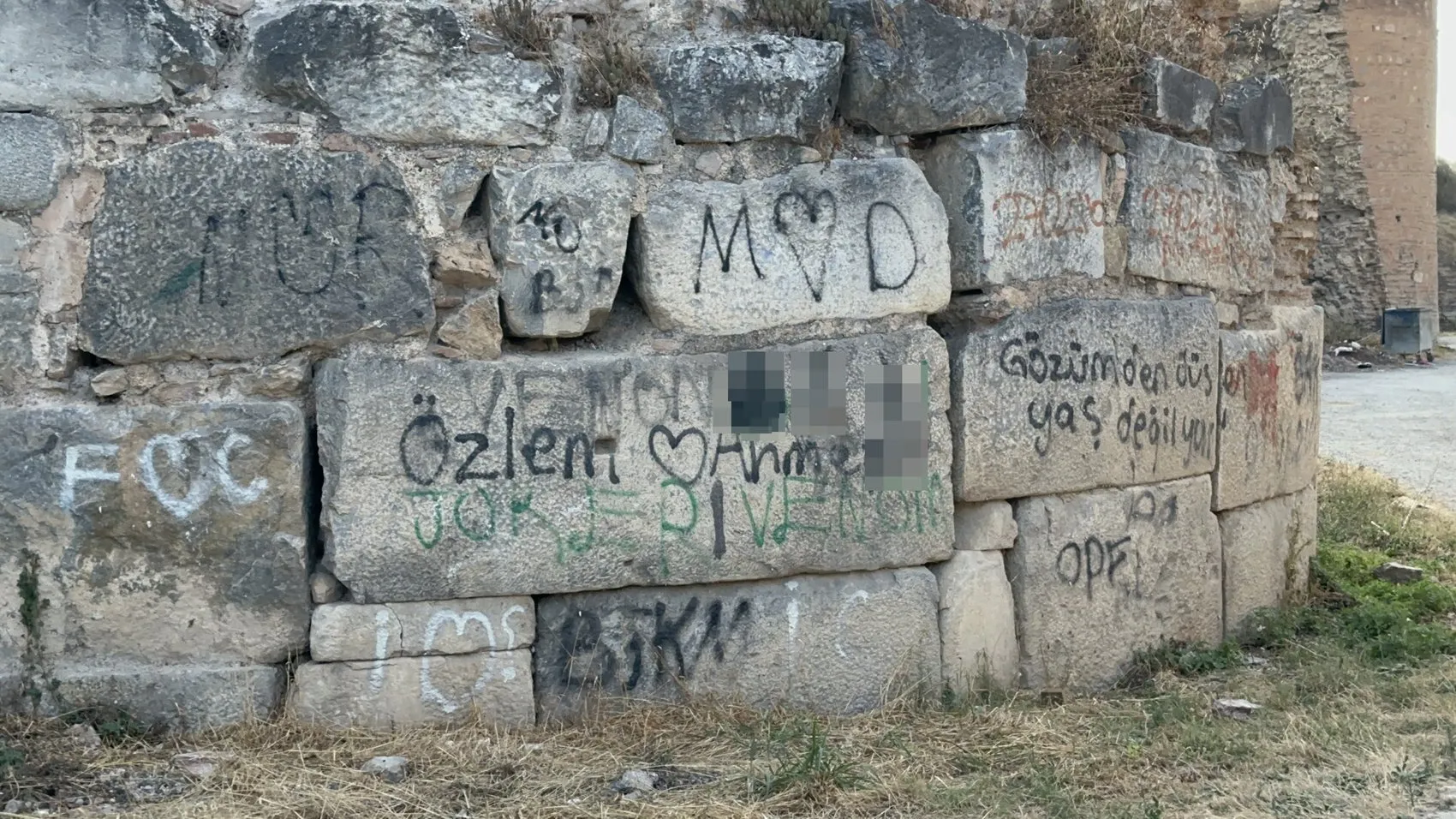 İznik’in tarihi surları sprey boyalarla hedef tahtası oldu