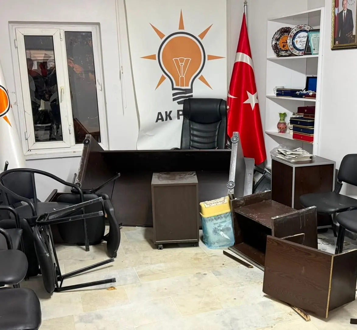 Kütahya Emet'te AK Parti ilçe binasına gece yarısı saldırısı