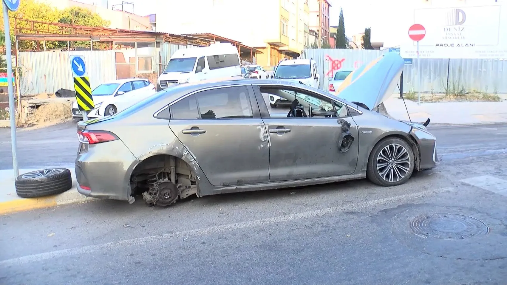 Kartal’da sabah vakti yarış dehşeti 3 araç hurdaya döndü