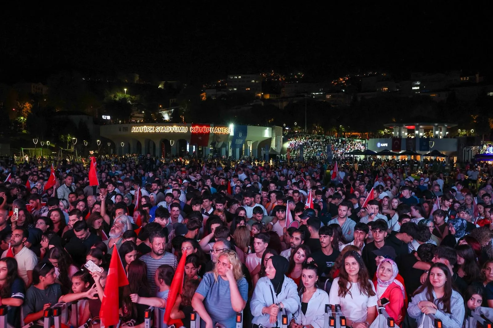 Bursa'da 30 Ağustos coşkusu: Zafer yürüyüşü Elif Buse Doğan konseriyle taçlandı