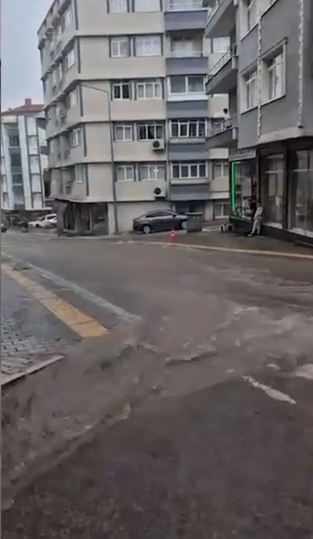 Samsun'da sağanak hayatı felç etti