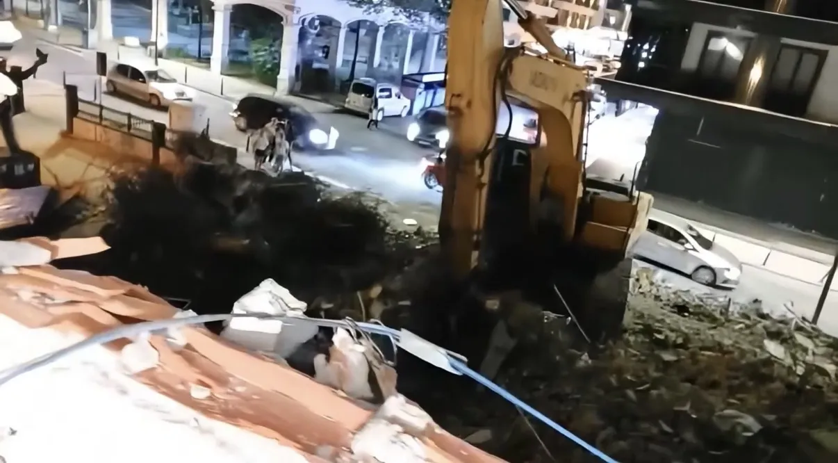 Koltuğunda uzanırken duvarı yıkılan adam Kimse bizi uyarmadı