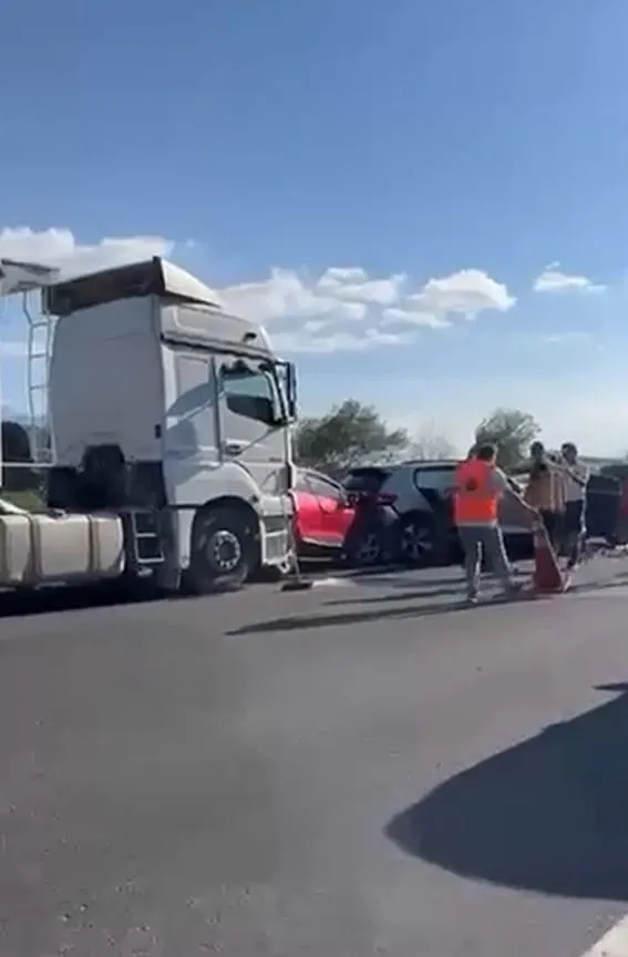TIR otomobili sürükledi, 10 araç peş peşe çarptı 6 yaralı
