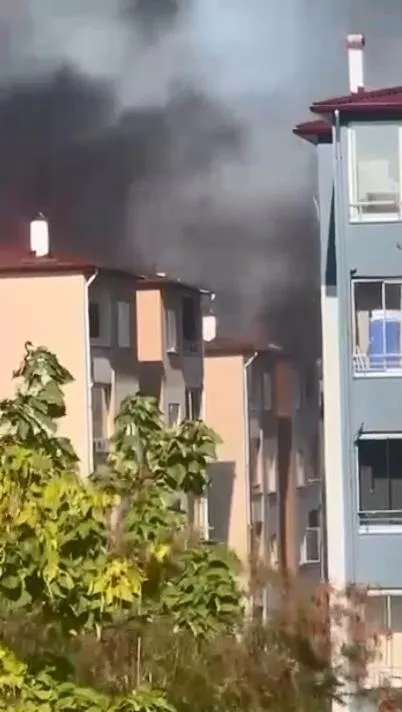 Silivri'de apartman çatısı alev aldı, bina tahliye edildi