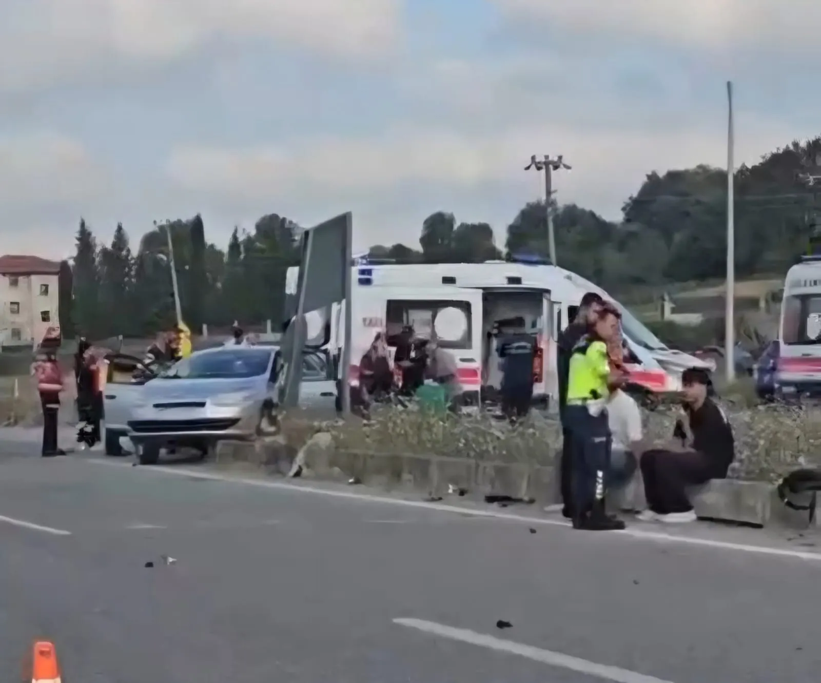 Kaynarca'da sabah kazası Hafif ticari araç ters döndü, 2 yaralı