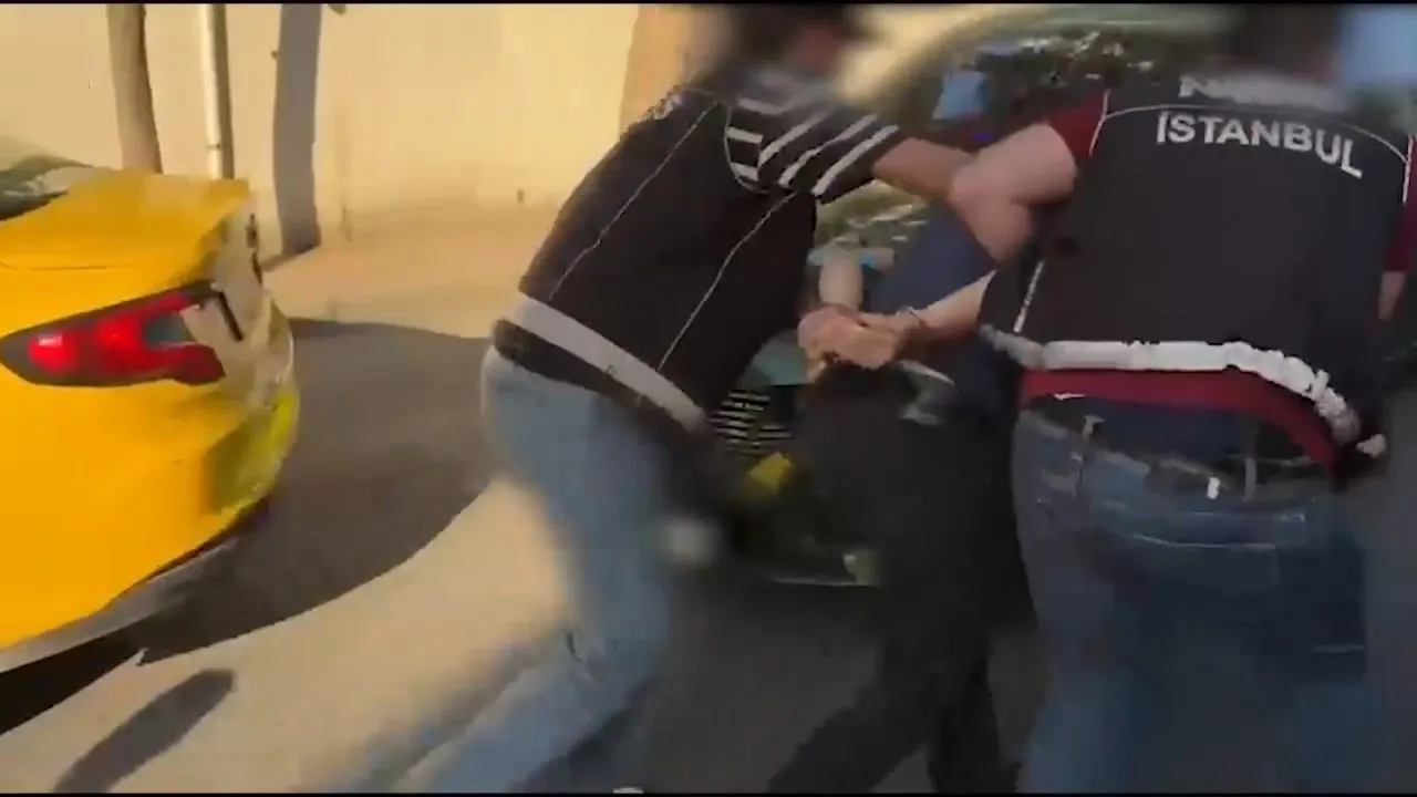 Ataşehirde taksiye yüklenen uyuşturucu rotası polis tarafından kesildi