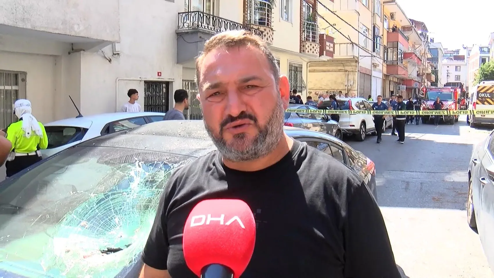 Ümraniye'de apartman balkonu büyük bir gürültüyle caddeye indi