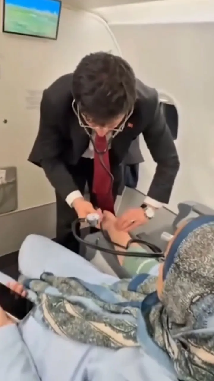 Sağlık Bakanı uçuş sırasında fenalaşan yolcuya müdahale etti