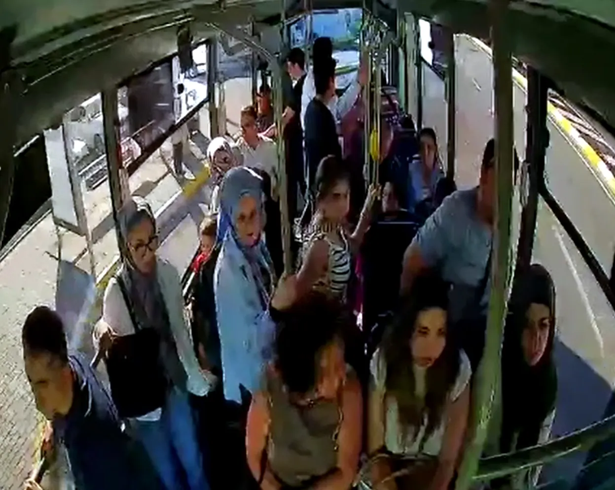 Emekli polis şoför fenalaşan yolcuyu hastaneye yetiştirdi