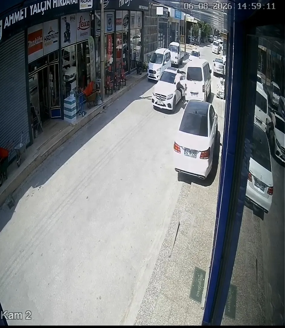 Konya’da lüks araçlı hırsızlar minibüsteki 1 milyon lirayı saniyeler içinde çaldı