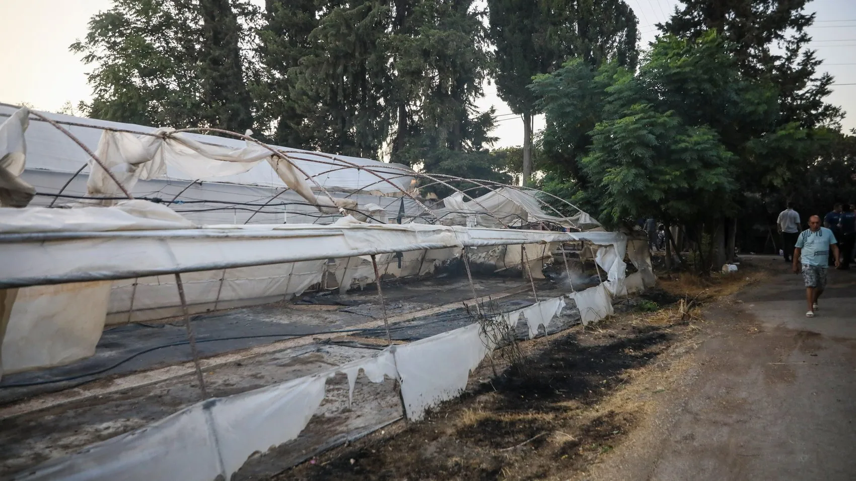 Muratpaşa'da yangın gecesi Alevler 3 evi küle çevirdi, seralar zarar gördü