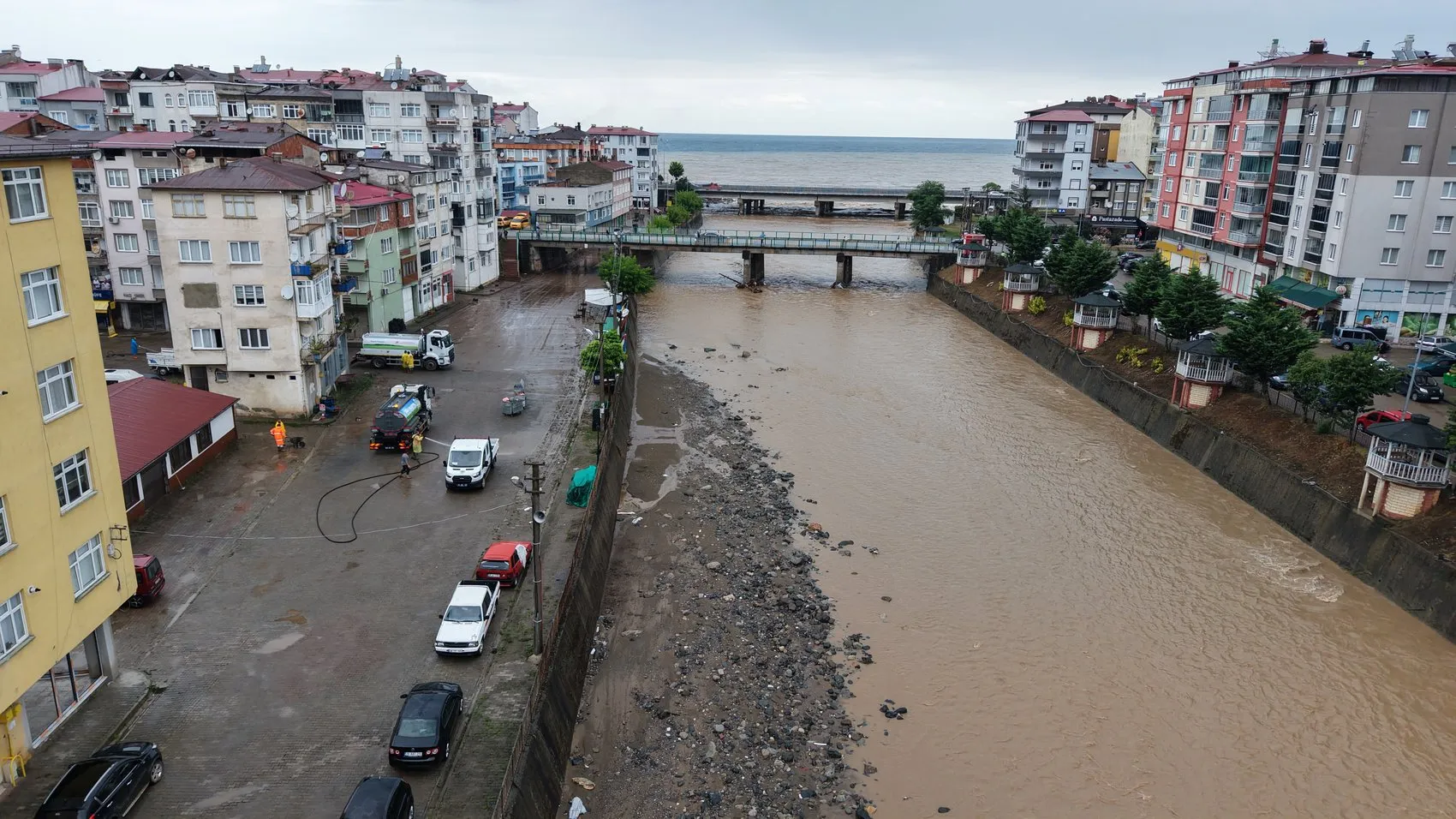 Giresun'da şiddetli sağanak sele dönüştü 2 kişi aranıyor