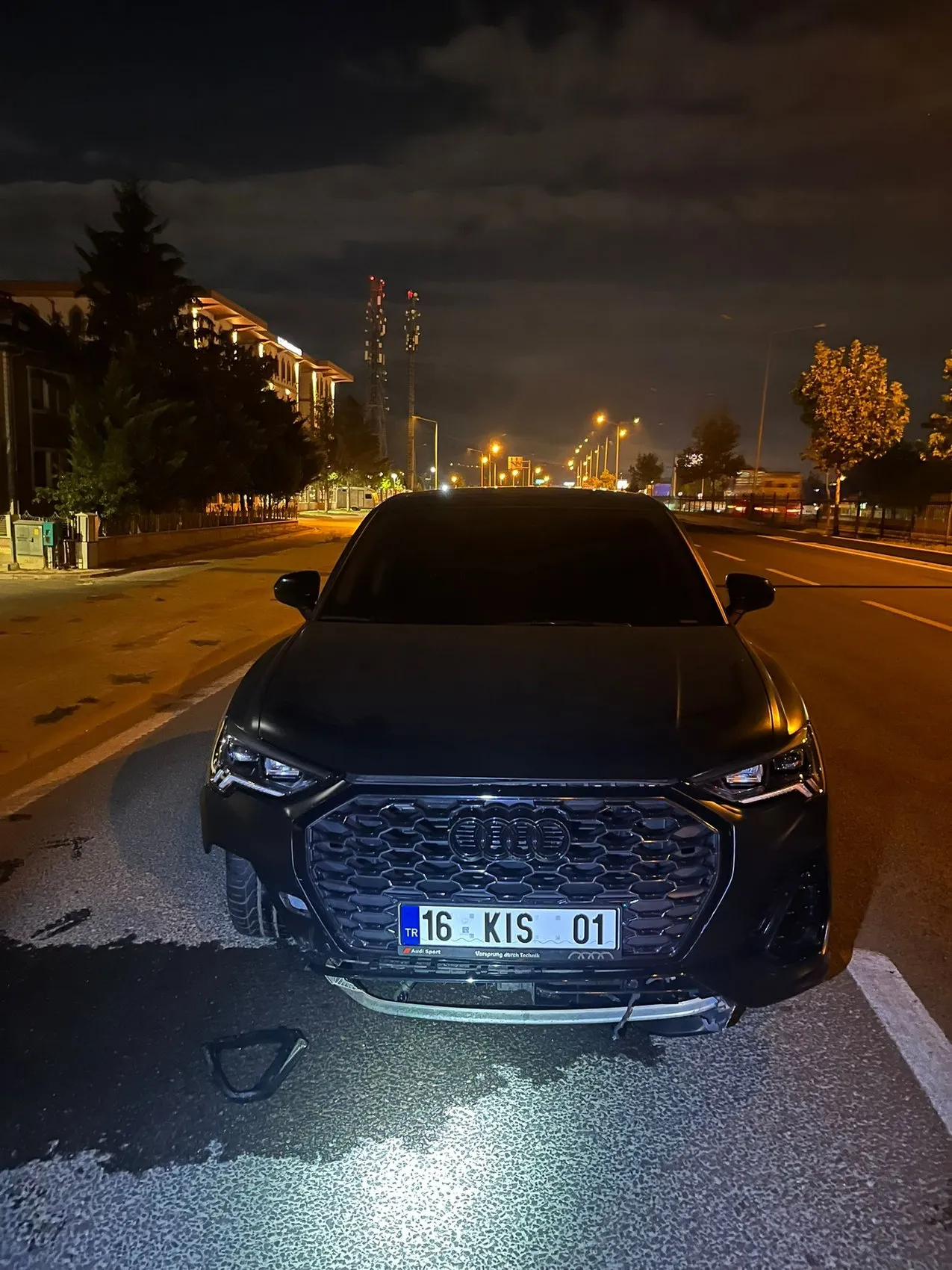 İnegöl'de gece yarısı dehşet Motosiklet sürücüsü önce refüje çarptı, sonra otomobilin altında kaldı