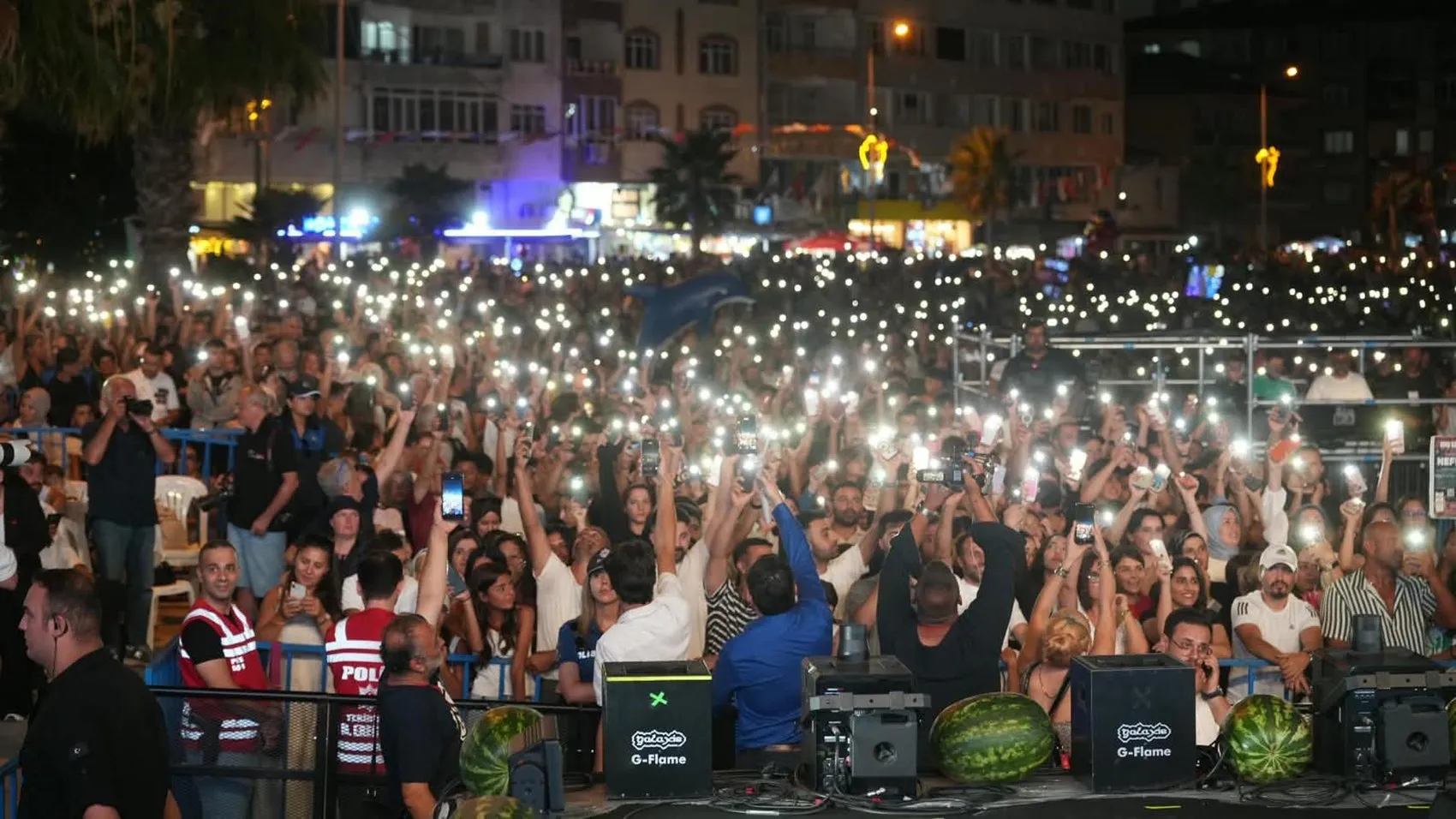 Mahsun Kırmızıgül sahnede barış mesajı verdi