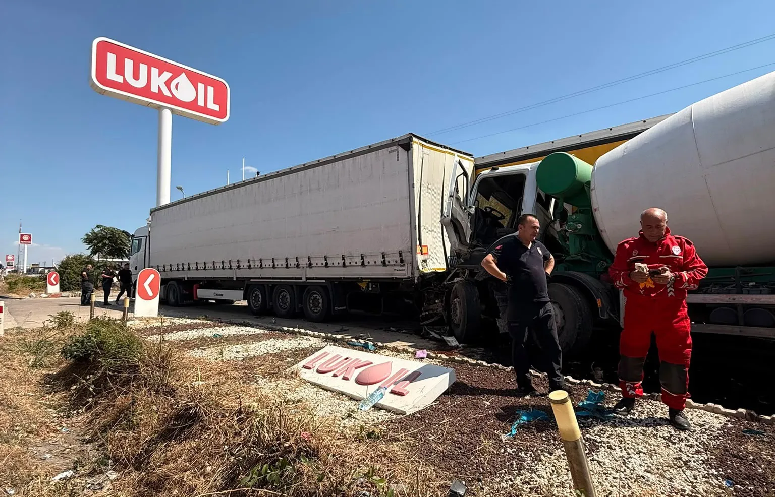 Direksiyon başında uyuyan sürücü park halindeki TIR’lara daldı