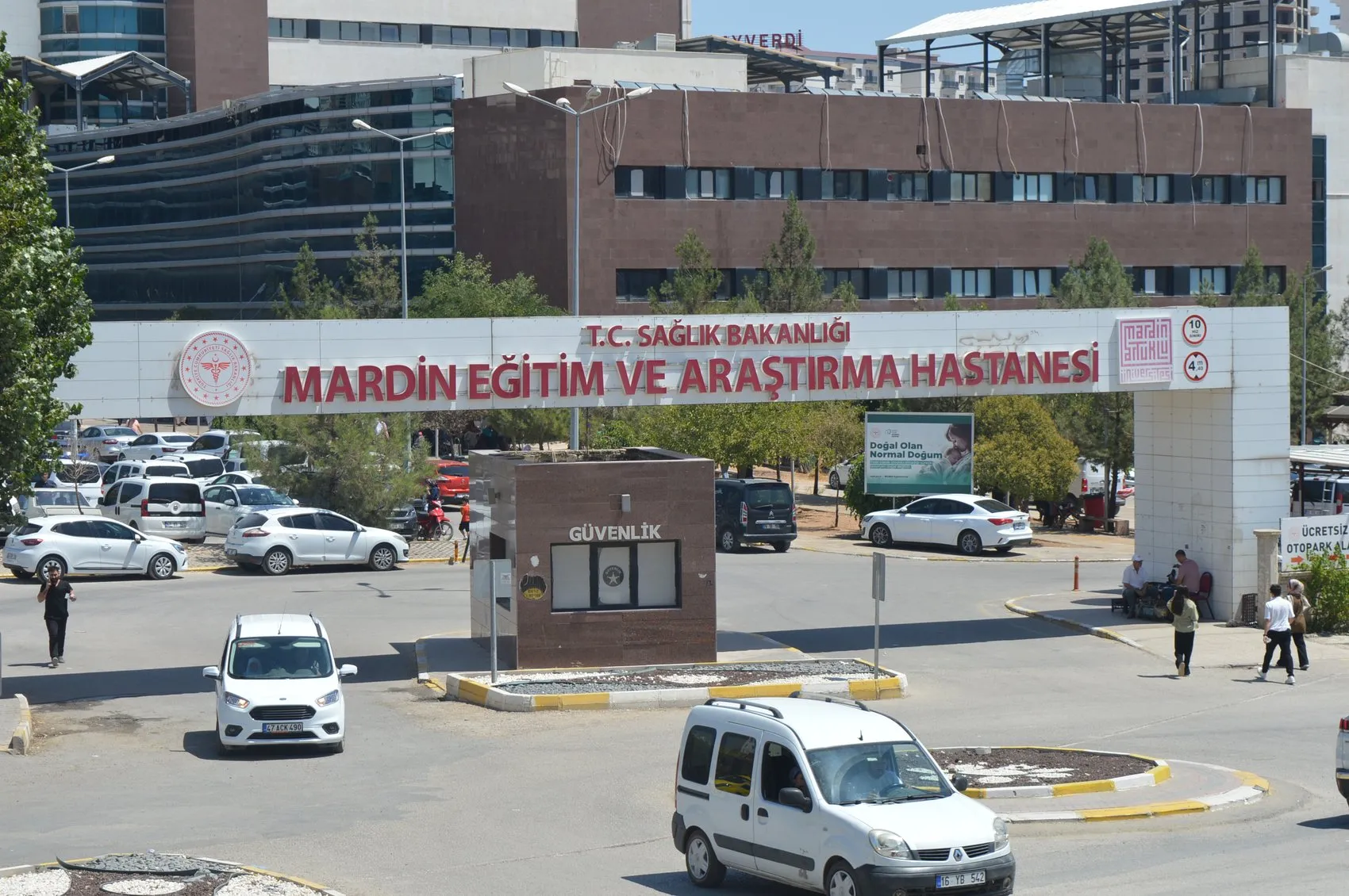 Mardin'de balkondan düşen Bedriye Naz son yolculuğuna uğurlandı