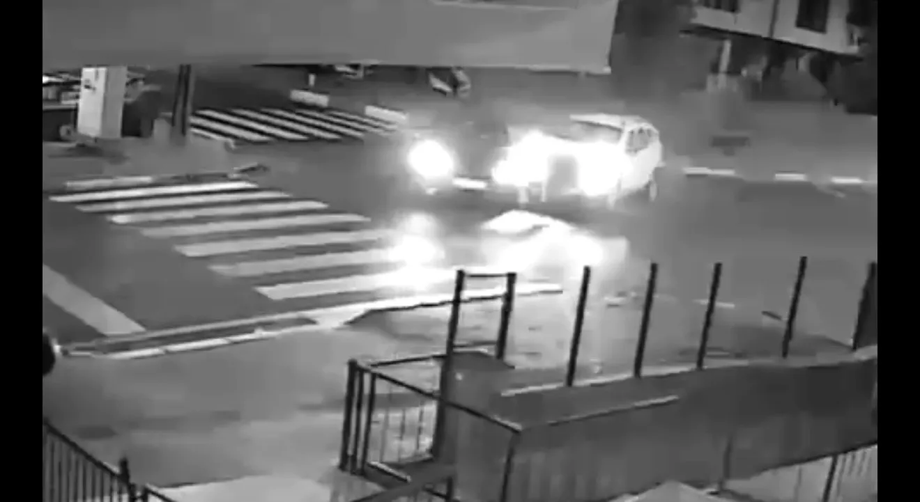 Ara sokaktan çıkan otomobil polis aracına çarptı, 2 memur yaralandı