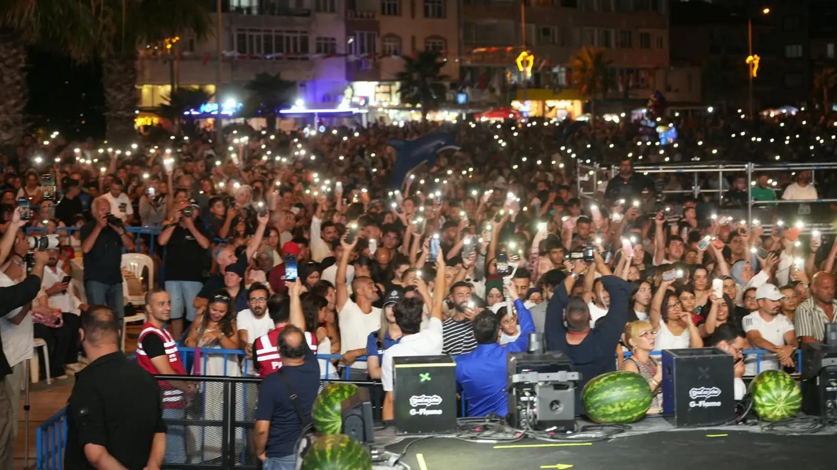 Mahsun Kırmızıgül sahnede barış mesajı verdi