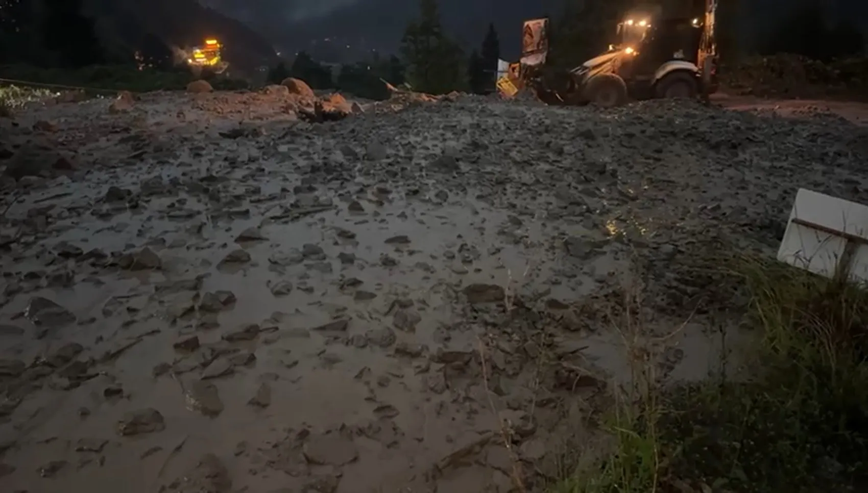 Uzungöl’de sağanak sonrası yol çamurla kapandı, ekipler yeniden açtı