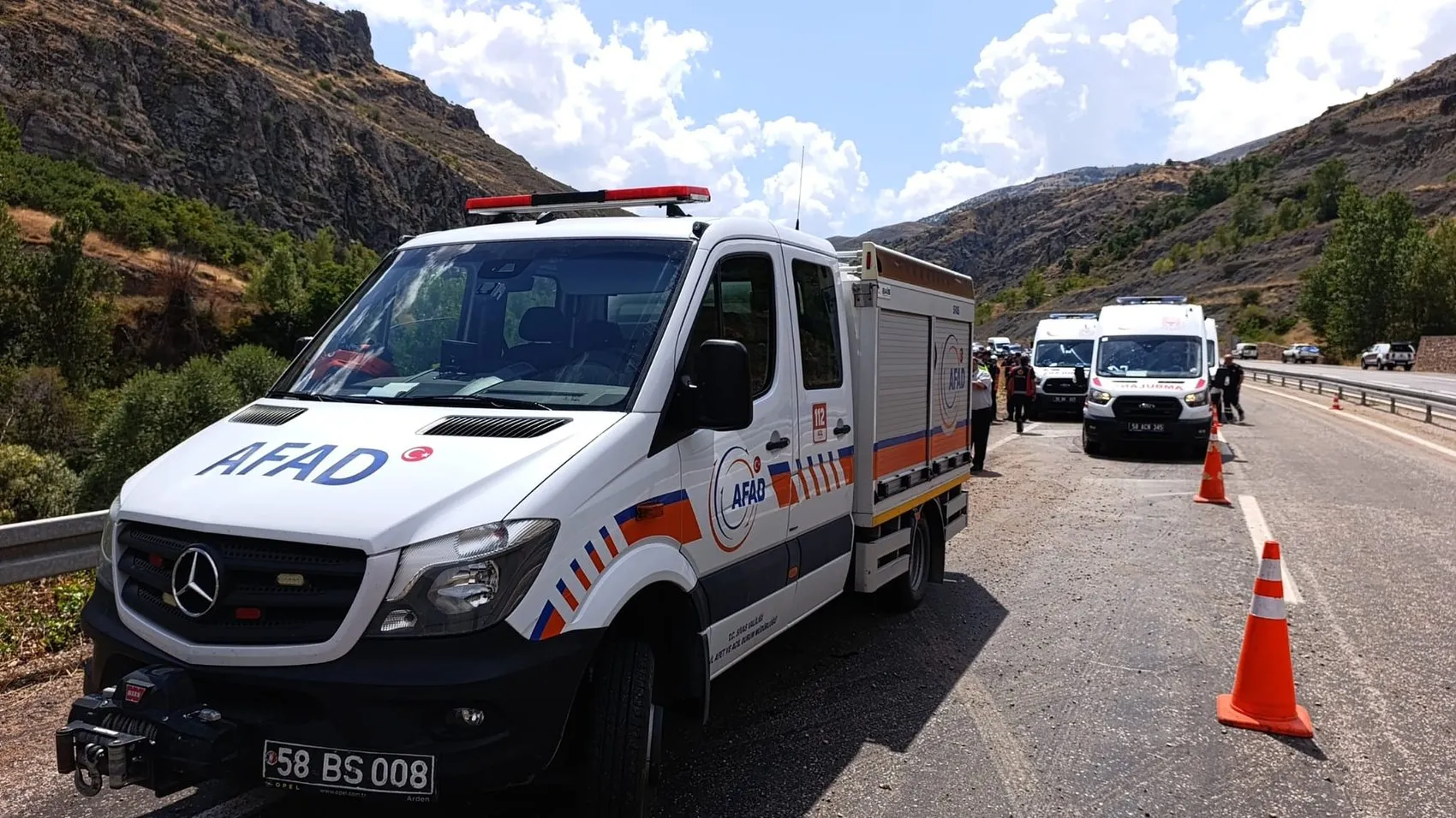 Sivas Suşehri yolunda minibüs uçuruma yuvarlandı