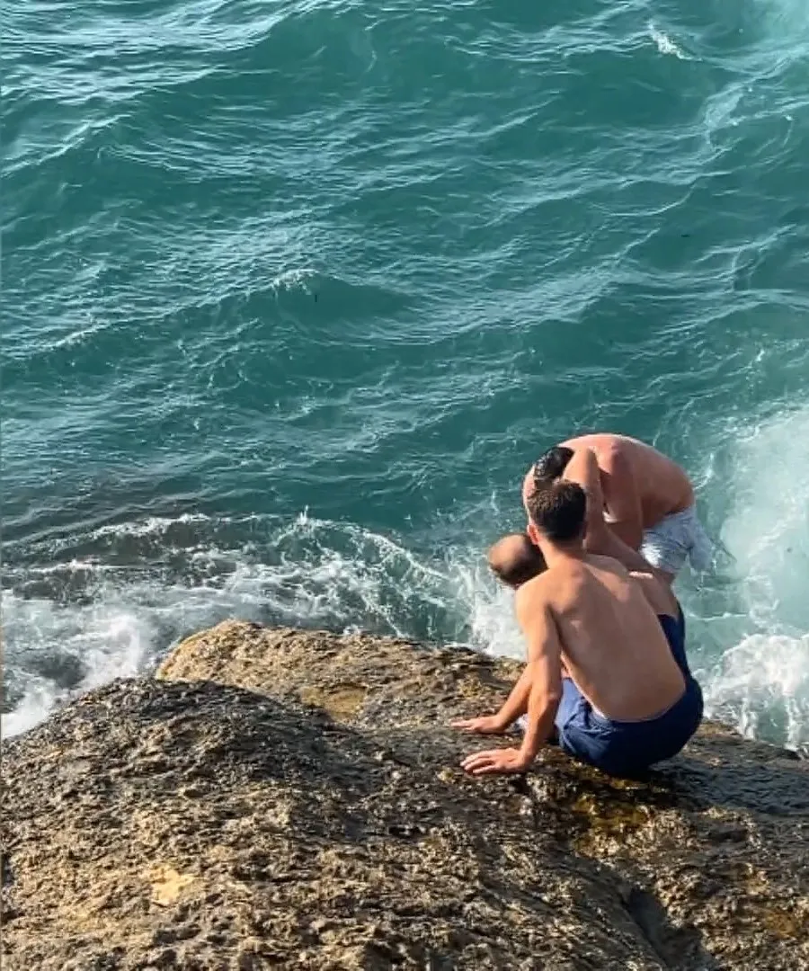 Karaburun Sahili’nde dalgalar arasında ölümle burun buruna geldi