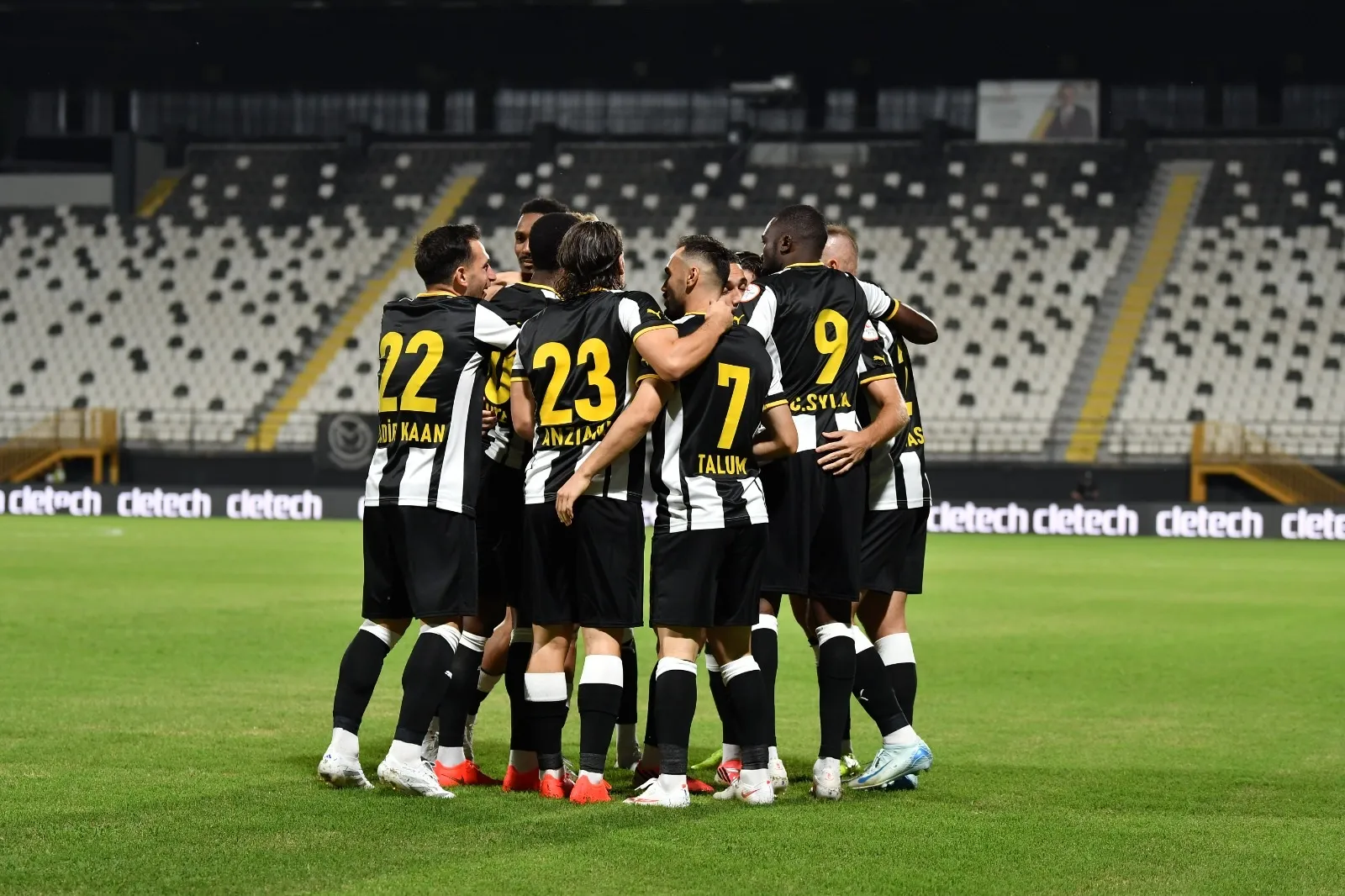 Manisa FK ve Van Spor karşılaşmasından kareler
