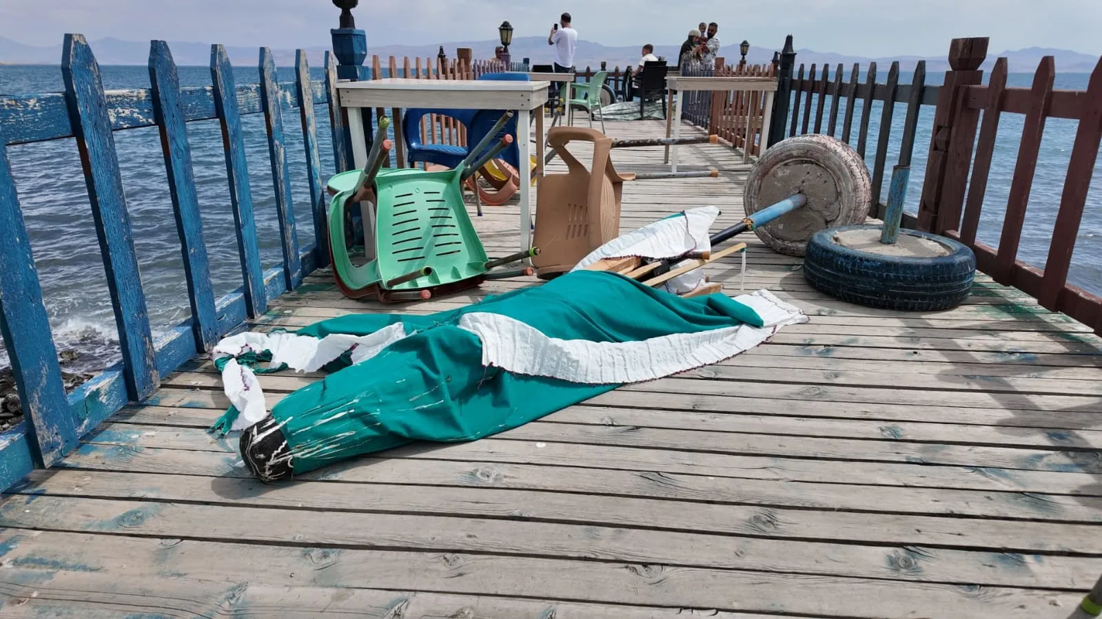 Van Erciş'te doğa bir anda öfkelendi: Ağaçlar devrildi, çatılar uçtu