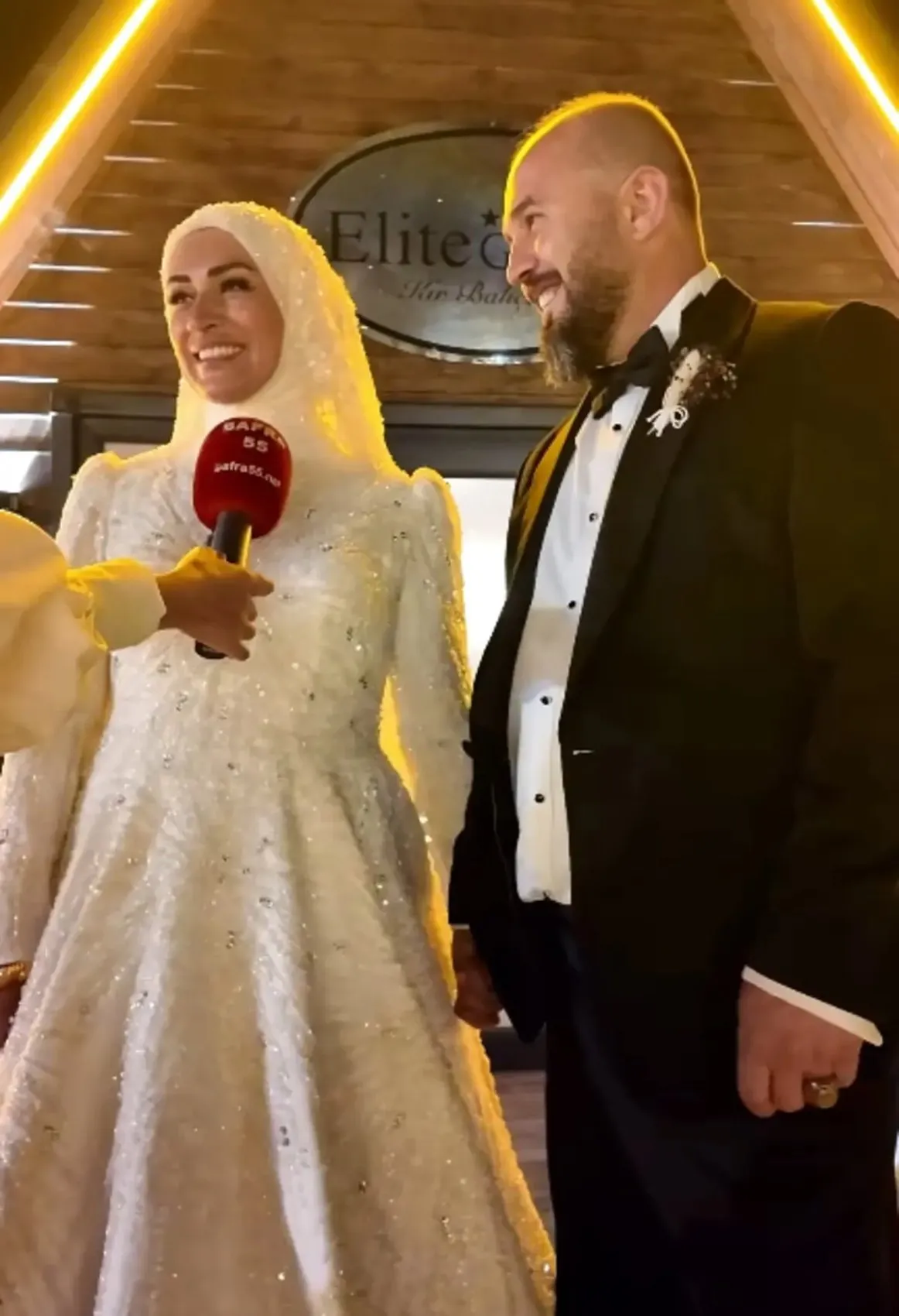 Burak Özçivit kardeşinin düğününe katılmadı! Eleştirilere isyan etti 1