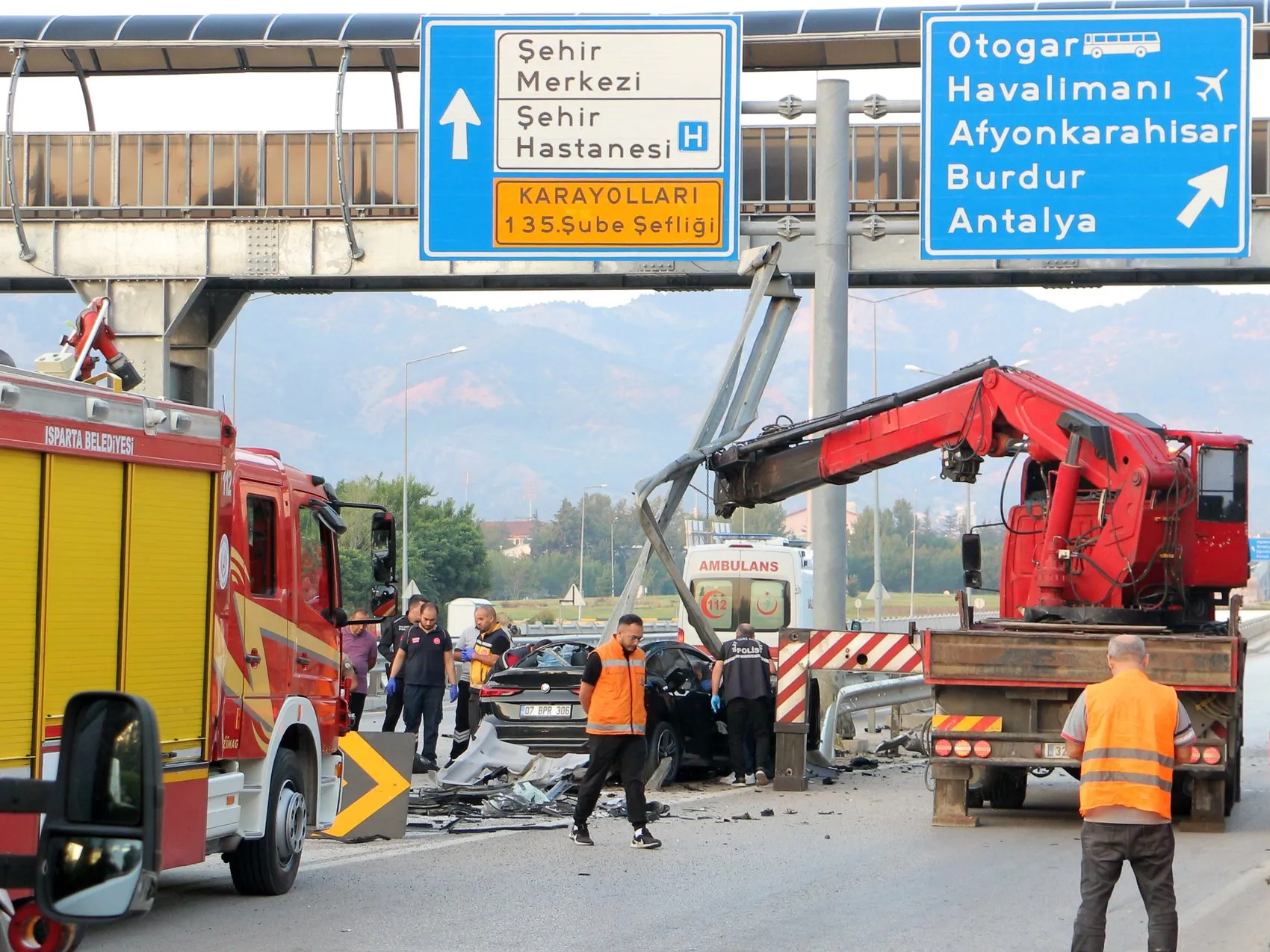 Isparta'da otomobil bariyerlere çarpıp ikiye bölündü