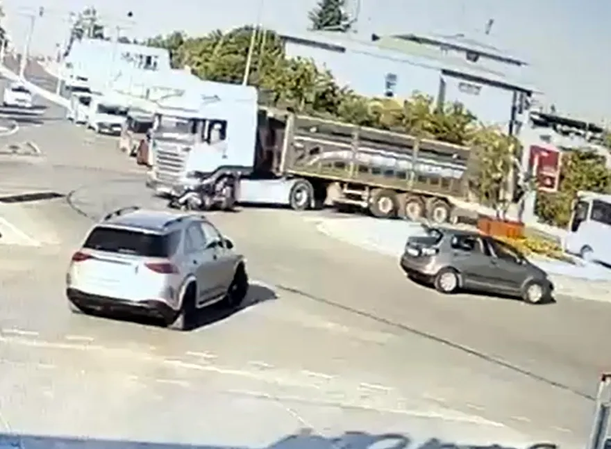 Edirne’de TIR ve motosikletin karıştığı kaza kamerada