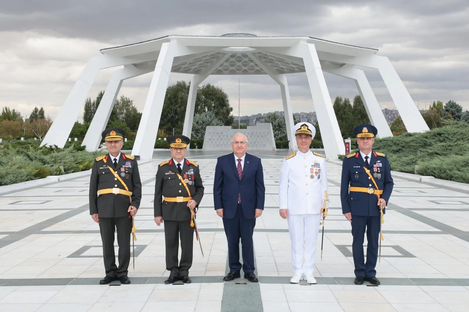 30 Ağustos coşkusu Ankara'da: Bakan Güler ve komuta kademesi anıt mezarlıkta