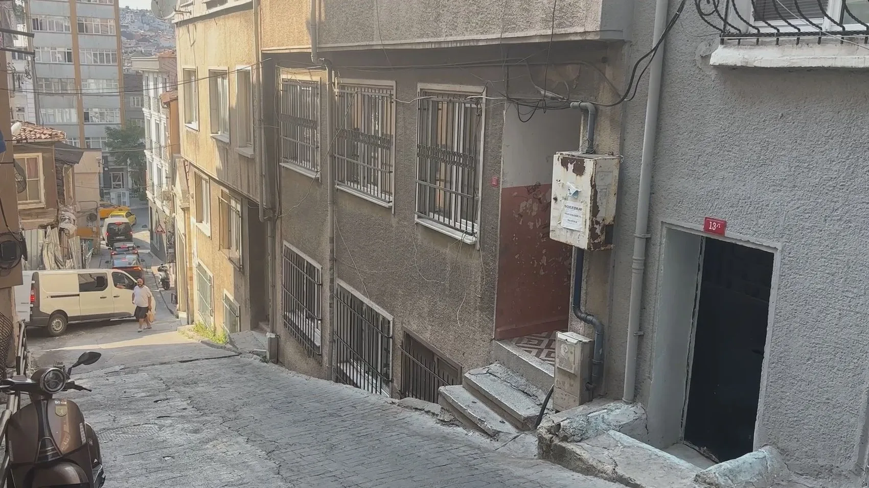 Beyoğlu’nda berber kavgası eve taşlı sopalı baskınla bitti