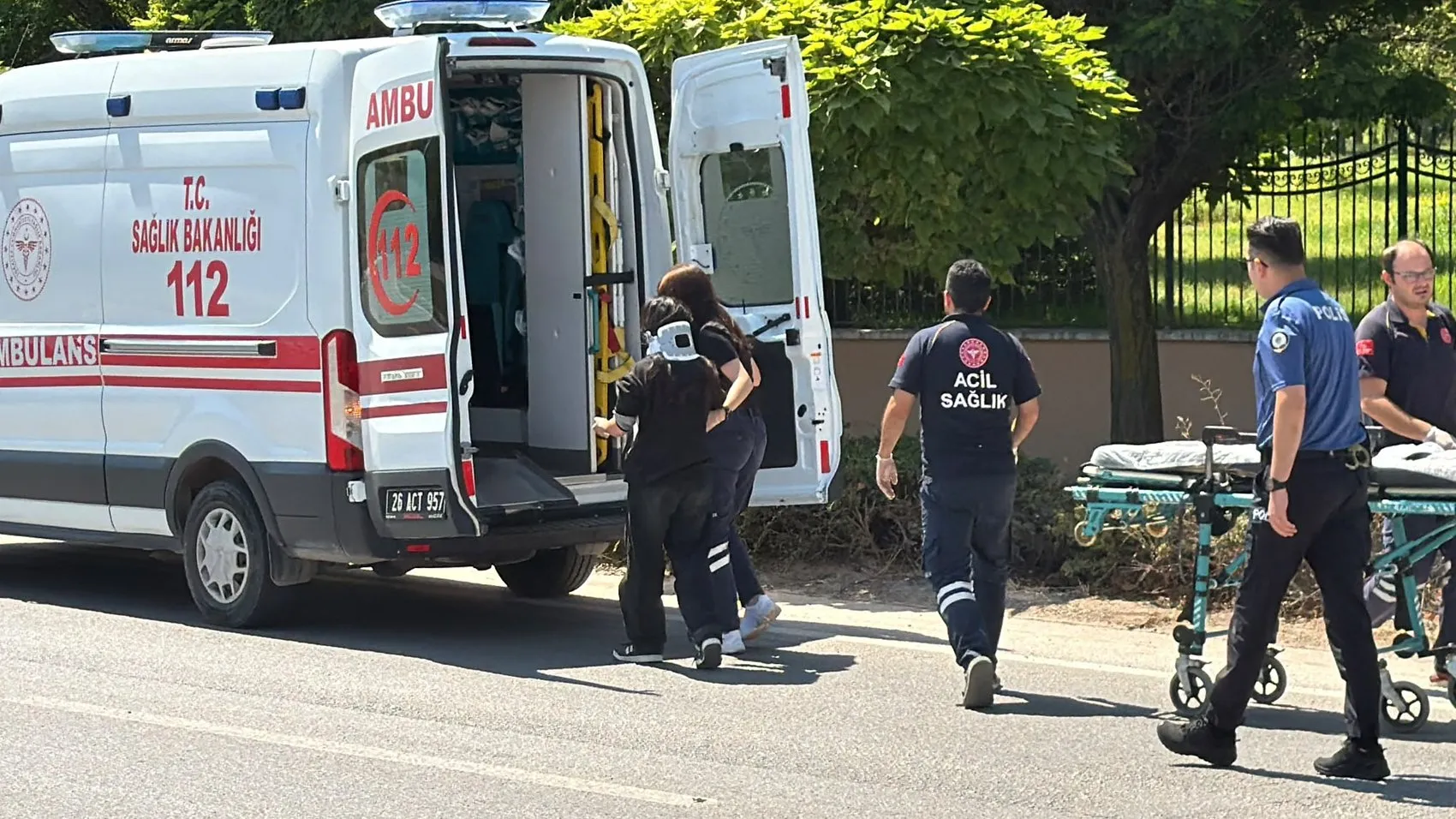 Eskişehir’de trafik kazasına müdahale eden polis ekibi kaza geçirdi