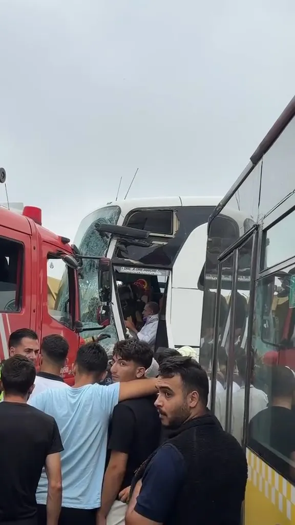 Arnavutköy'de otobüs kazası Yolcu otobüsü İETT aracına arkadan çarptı