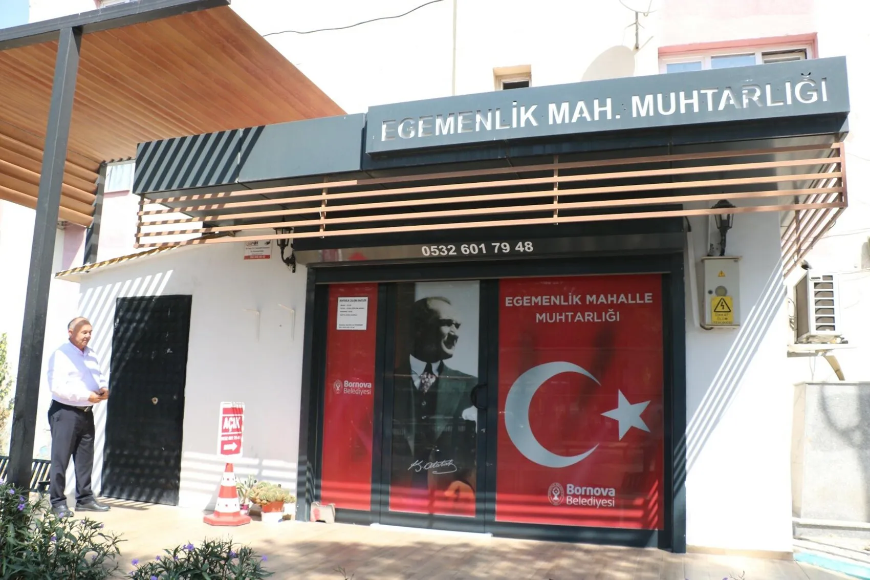 Mahalle esnafı ve hayırseverleri buluşturan muhtar, 175 öğrenciyi giydirdi